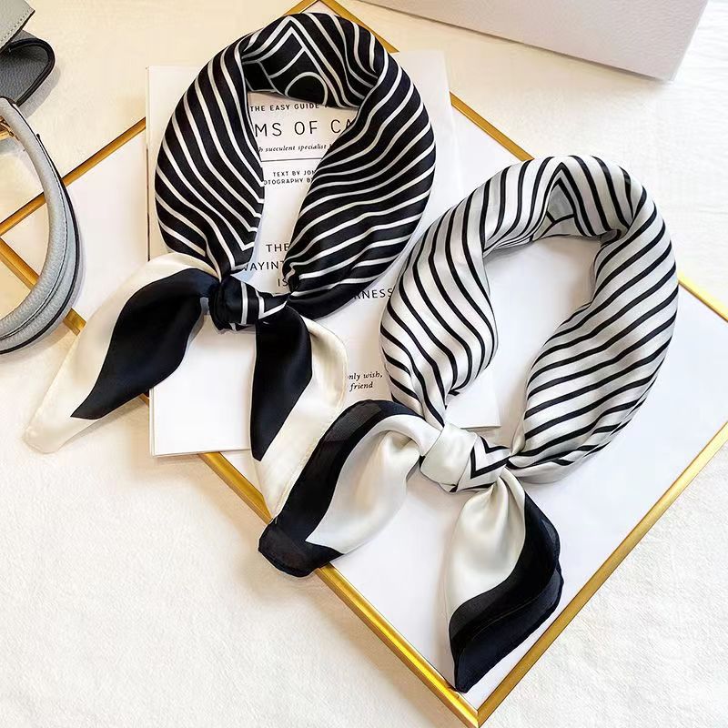 Mode Vierkante 70 cm Zwart-wit - Silk Tie Striped recensie en prijs